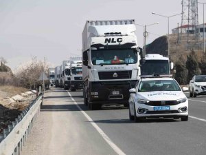 Pakistan’dan Çıkan Yardım Tırları Konvoy Halinde Görüntülendi