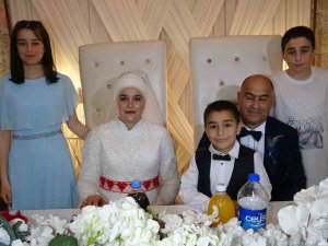 Evlendikten 20 Yıl Sonra, 3 Çocuklarıyla Düğün Yaptılar