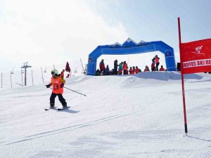 Büyükelçilik Çalışanları Ve Diplomatlar Depremzedeler İçin Kaydı