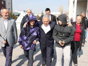 Kayseri Büyükşehir’den Depremzede Öğrencilere Ücretsiz Ulaşım İ̇mkanı