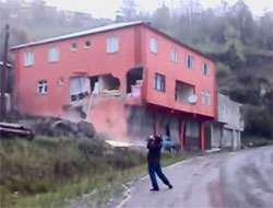 Trabzon'da heyelanda 2 katlı ev yıkıldı