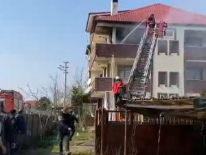 3 Katlın Binanın Son Katında Çıkan Yangın Panik Oluşturdu