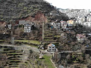 Yamaçtan Kopan Dev Kaya İki Evin Arasından Geçerek Tarım Arazilerine Düştü