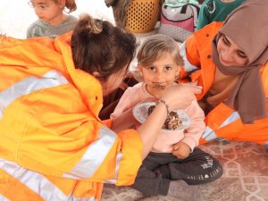 Hatay’da Depremzede 3 Yaşındaki Çocuğa Doğum Günü Sürprizi