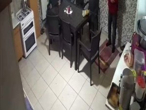 Namaz Kılarken Depreme Böyle Yakalandı