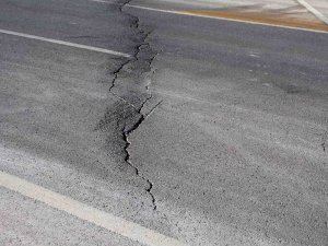 Niğde Ve Konya Depreminde Aksaray’da Yol Ve Araziler Yarıldı