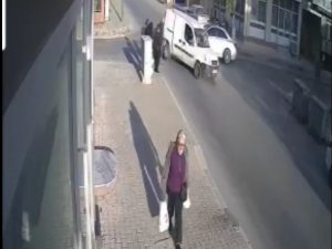 İ̇zmir’de Kazada Savrulan Aracın Yayalara Çarptığı Anlar Kamerada