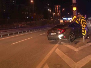 Kadıköy’de Otomobil Bariyere Ok Gibi Saplandı: 3 Yaralı