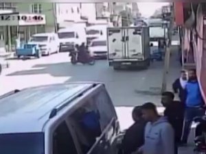 Motosiklete Çarptı, İkisi Çocuk 3 Kişiyi Yaralayıp Kaçtı