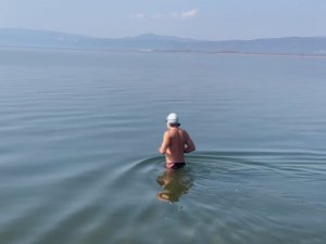 Kış Soğuğuna Aldırmadan İ̇znik Gölü’ne Girdiler