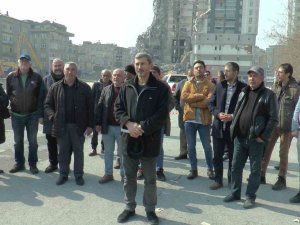 Yıkılan Binanın Sakinleri Yardım Bekliyor