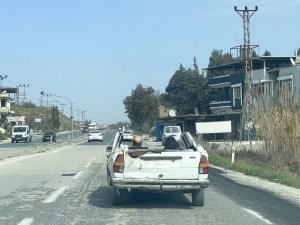 Enkaz Altından Çıkardığı Yarım Otomobille Trafiğe Çıktı