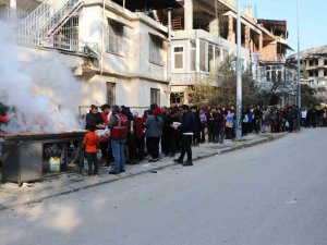 Depremzedeler İçin Mangal Kurup Binlerce Kebap Dağıttı