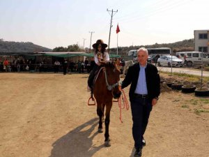 Afetzede Çocuklar Atlarla Depremi Unutmaya Çalışıyor