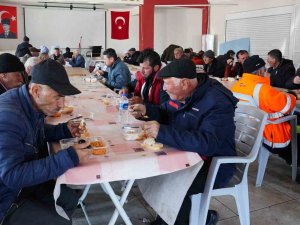 Kurulan Aşevleriyle Vatandaşlara Sıcak Yemek Hizmeti Veriliyor