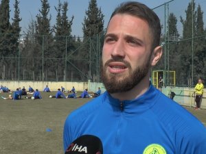 Genç Futbolcu, Taner Savut’u Anlatırken Gözyaşlarına Hakim Olamadı