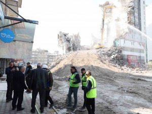 Başkan Büyükkılıç Yurtlarda Kalan Depremzedeleri Ziyaret Etti