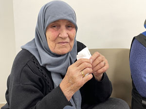 Rize'ye gelen 87 yaşındaki depremzede kadın, çocukları ve torunlarına kavuşmayı bekliyor