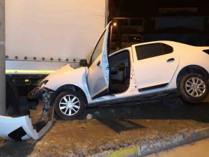 Otomobil Tıra Ok Gibi Saplandı: 1’i Ağır 2 Yaralı