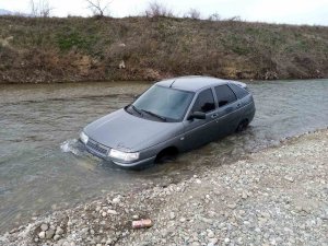 Otomobil Dereye Uçtu