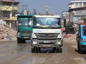 Kocaeli Büyükşehir Belediyesi, Defne’de Enkaz Kaldırma Çalışması Yapıyor