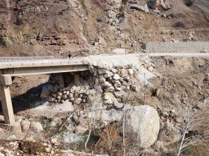 Deprem Dağdan Kopan Dev Kayaları Yollara Taşıdı