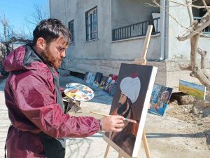 Depremde Zarar Gören Evleri İçin Yaptığı Tuvalleri Satışa Çıkardı