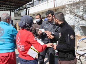 Sağlık Bakanlığı Ekiplerinden Enkazda Çalışanlara "Maske" Uyarısı