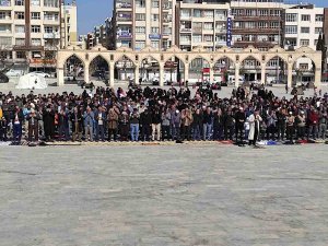 Depremde Vefat Edenler İçin Şanlıurfa’da Gıyabi Cenaze Namazı Kılındı