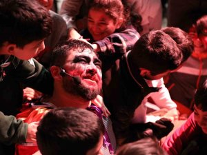Depremzede Çocuklara Sivas’ta Tiyatro Morali