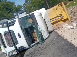 Devrilen Kamyonun Sürücüsü Yaralandı