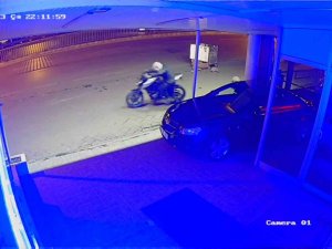 Park Halindeki Motosikleti Çalan Şahıs Kamerada