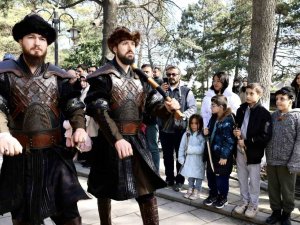 Depremzedeler Ertuğrul Gazi Türbesi’nde Saygı Nöbetini İzledi