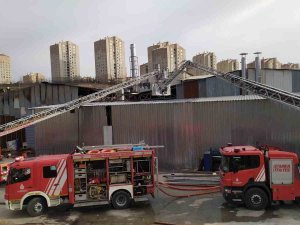 Başakşehir’de Tekstil Fabrikası Alev Alev Yandı