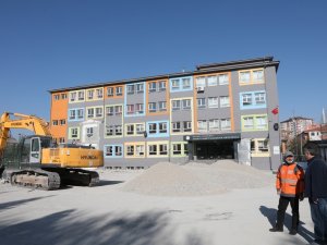 Başkan Çolakbayrakdar, Depremde Hasar Gören Yapıların Yıkım Çalışmalarını Kontrol Etti