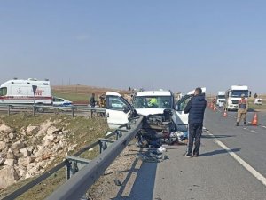 Mardin’de Kamyonet Bariyerlere Ok Gibi Saplandı: 2 Ölü, 3 Yaralı