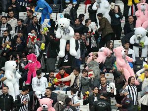 Beşiktaş Tribünlerinden Oyuncak Yağmuru