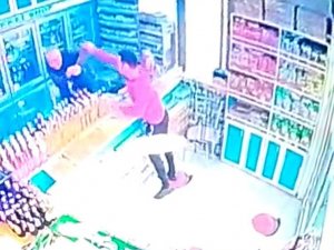 Esnafa Çakılı Kabus Yaşattı: O Anlar Kamerada