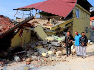 Zihinsel Engelli Çocuklarıyla Balkondan Atlayarak Kurtuldu