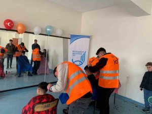 Muradiye’deki Gönüllü Berberler Depremzede Çocukları Tıraş Etti