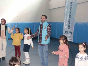 Gönüllü Gençler Depremzede Çocuklar Gülsün Diye Çabalıyor