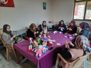 Gönüllü Kursiyerler Depremzede Çocuklar İçin Oyuncak Yapıyor