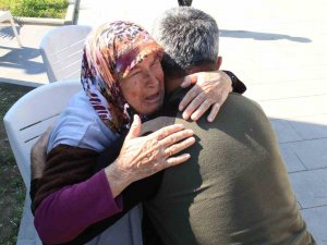 Depremin Simge Görüntüsü Olmuştu: "Ağlatan Buluşma"