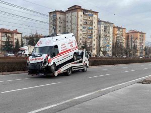 Ambulans Tramvay Yoluna Girdi: 1 Yaralı
