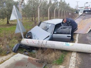 Otomobil Elektrik Direğine Çarptı