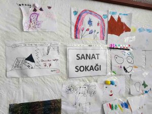 Depremzede Çocukları Eğlendirip Tıraş Ettiler