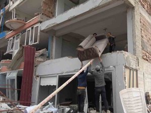 Hatay’da Yıkılmak Üzere Olan 4 Katlı Binadan Eşya Taşıma Anları Kamerada