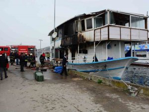 Marinada Yanan Tekne Kullanılamaz Hale Geldi