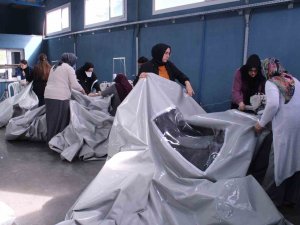 Her İlmeğinde Emek Var: Deprem Bölgesi İçin Çadır Yapıyorlar