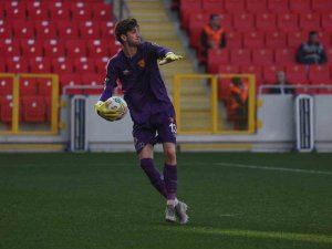Göztepe’nin 2002 Doğumlu Kalecisi Arda Özçimen Güven Veriyor